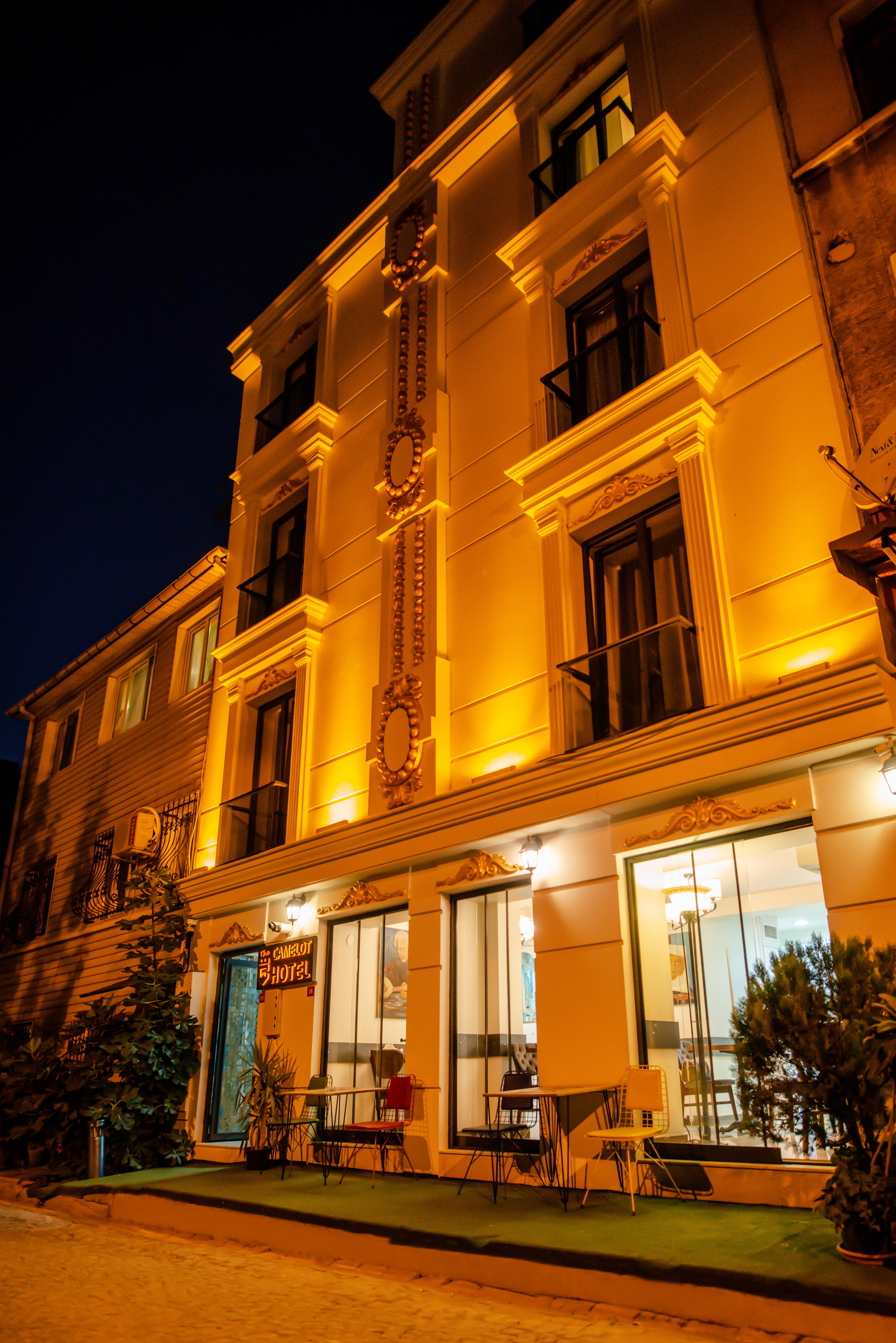 The Camelot Hotel 2*